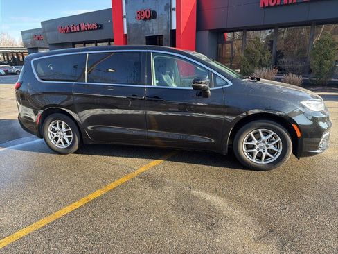Used 2024 Chrysler Pacifica Touring-L image 2