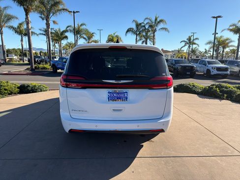 Used 2024 Chrysler Pacifica Touring-L image 4