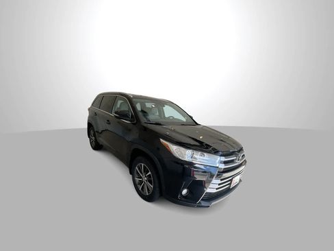 Used 2018 Toyota Highlander XLE AWD/4WD image 2