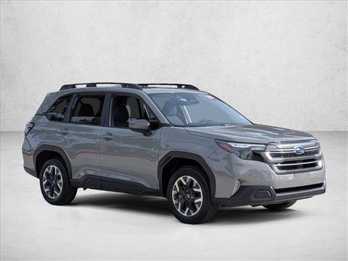 Used 2025 Subaru Forester Premium image 3