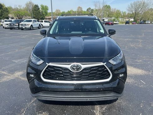 Used 2022 Toyota Highlander XLE image 2