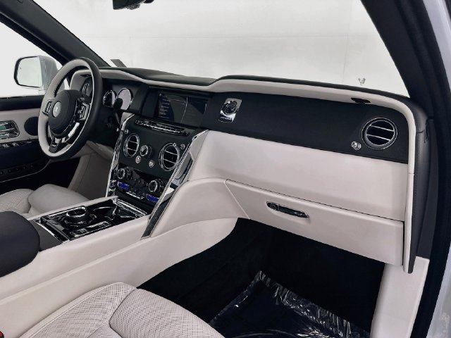 Used 2024 Rolls-Royce Cullinan AWD/4WD image 29