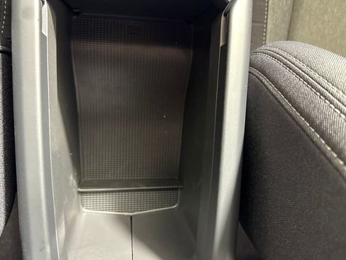 Used 2023 Volvo XC40 B5 Core image 32