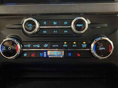Used 2024 Ford F350 Platinum w/ FX4 Off-Road Package AWD/4WD image 17