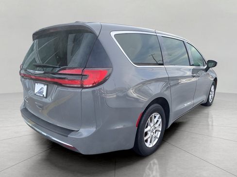 Used 2025 Chrysler Pacifica Select image 31
