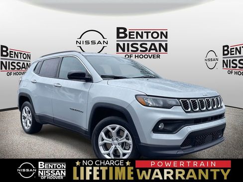 Used 2024 Jeep Compass Latitude image 1