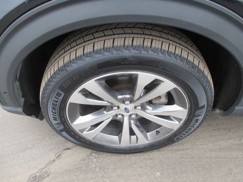 Used 2020 Ford Explorer Platinum w/ Premium Technology Package image 13