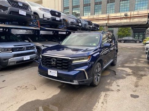 Certified 2025 Honda Pilot Touring image 1