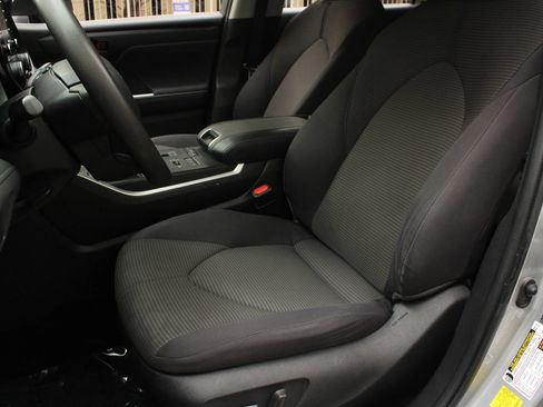 Used 2022 Toyota Highlander L AWD/4WD image 17