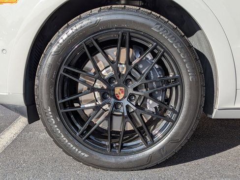 Certified 2025 Porsche Cayenne Coupe AWD/4WD image 11