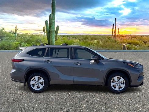Used 2023 Toyota Highlander LE image 6