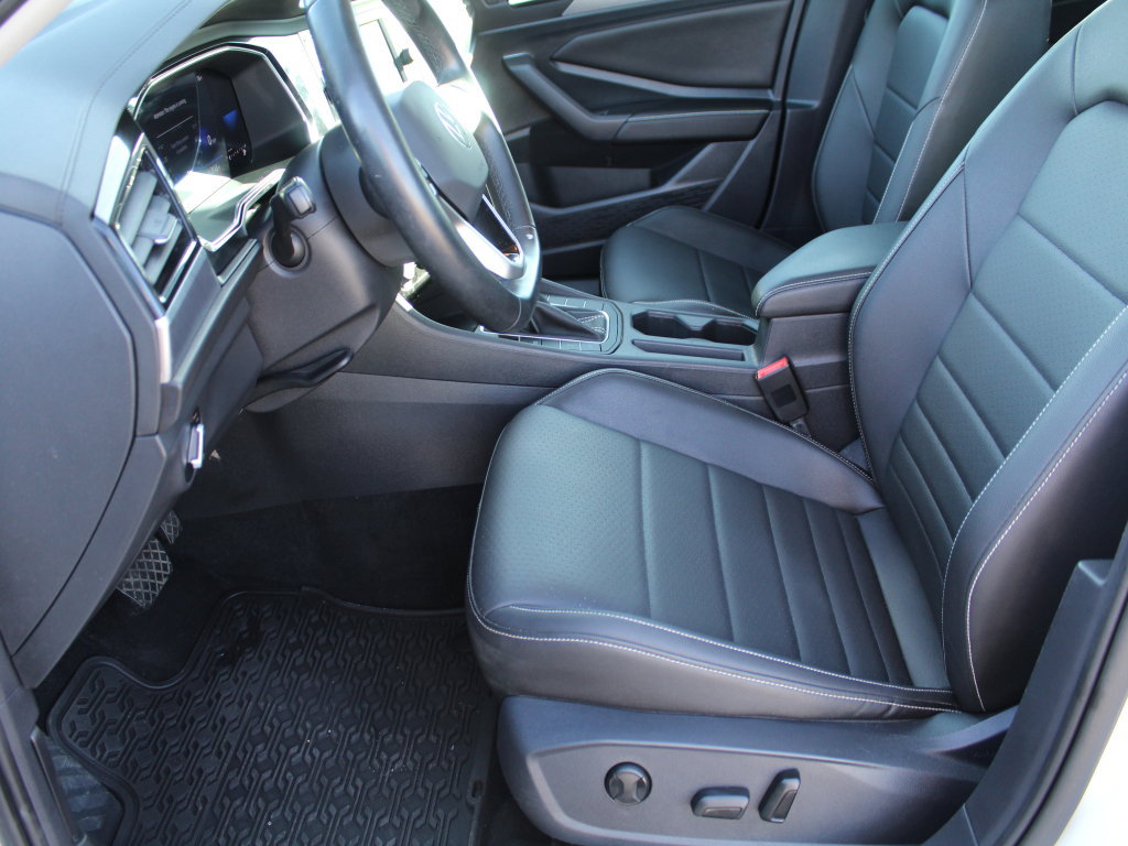 Used 2023 Volkswagen Jetta SE w/ Panoramic Sunroof Package FWD image 9