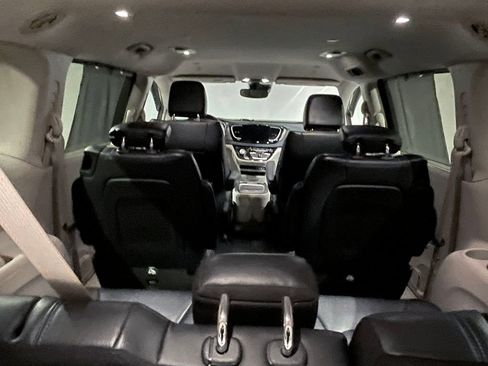 Used 2021 Chrysler Pacifica Touring-L image 14