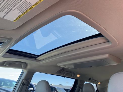 Certified 2017 Toyota Sienna XLE Premium image 28