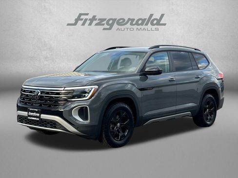 Used 2024 Volkswagen Atlas Peak Edition SE AWD/4WD image 2