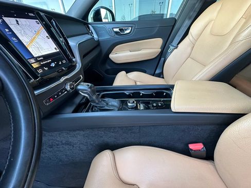 Used 2019 Volvo XC60 T5 Momentum w/ Multimedia Package FWD image 13