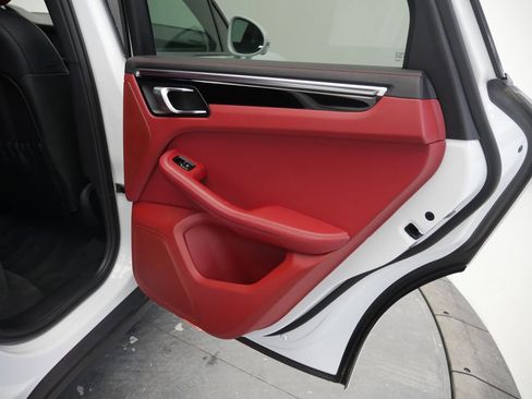 Certified 2023 Porsche Macan S image 30