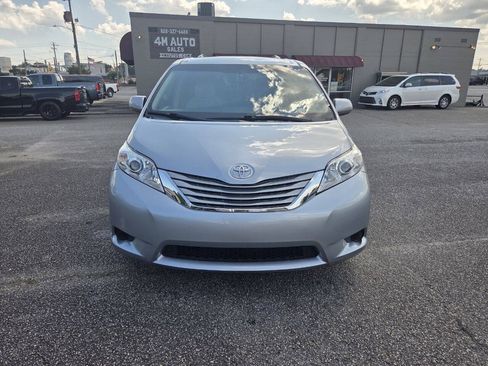 Used 2017 Toyota Sienna LE FWD image 3