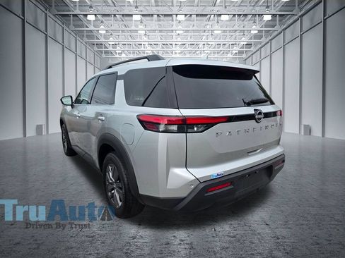 Used 2025 Nissan Pathfinder SV FWD image 41