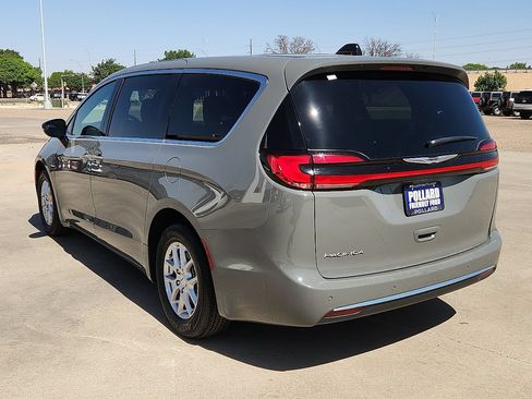 Used 2025 Chrysler Pacifica Select FWD image 2