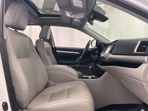 Used 2019 Toyota Highlander XLE image 12