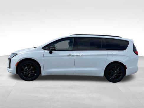 New 2027 Chrysler Pacifica Limited FWD image 2
