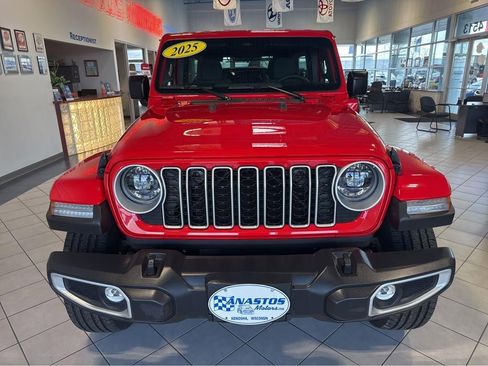Used 2025 Jeep Wrangler Sahara image 2