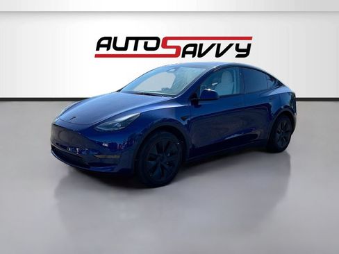 Used 2024 Tesla Model Y 2WD image 3
