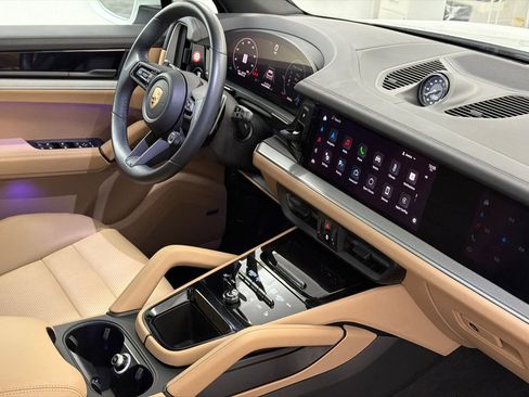Used 2024 Porsche Cayenne S image 12
