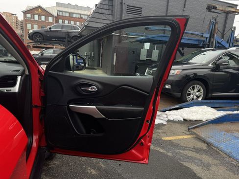 Used 2017 Jeep Cherokee Trailhawk image 13