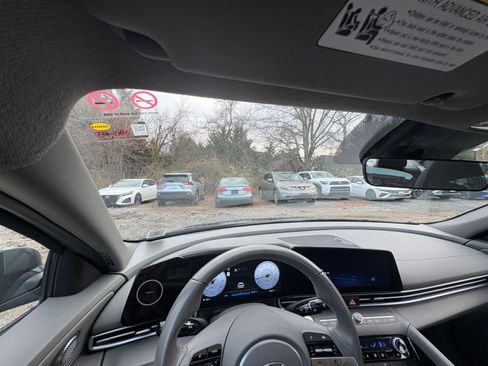 Used 2025 Hyundai Elantra SEL image 31