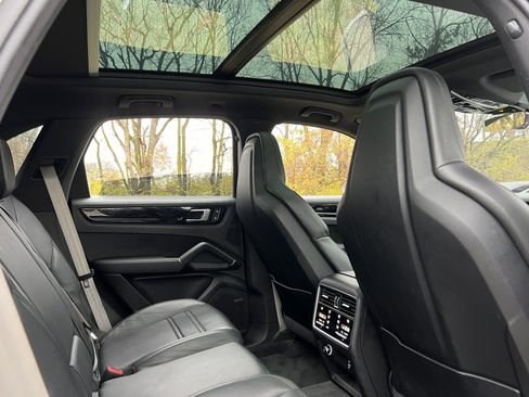 Certified 2022 Porsche Cayenne Platinum Edition image 22
