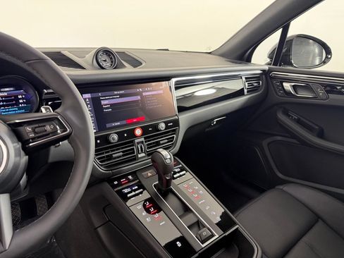 Certified 2026 Porsche Macan AWD/4WD image 23