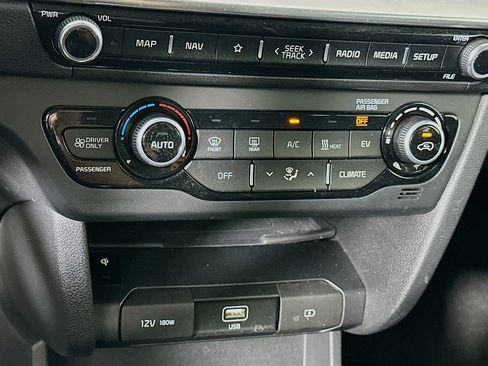 Used 2022 Kia Niro EX FWD image 24