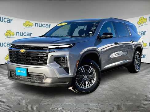 Used 2025 Chevrolet Traverse LT image 3