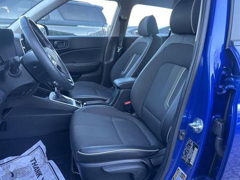 Used 2025 Hyundai Venue Limited image 10