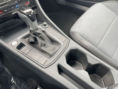 Used 2025 Volkswagen Jetta SE image 41