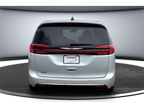 Certified 2024 Chrysler Pacifica Touring-L FWD image 6