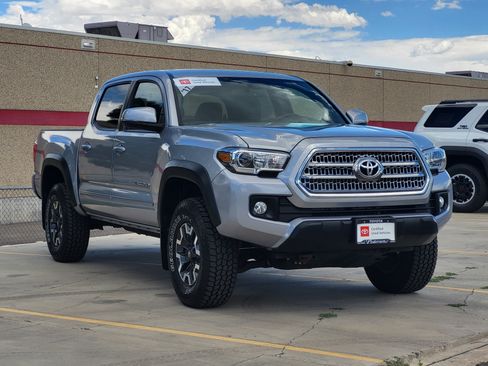 Certified 2017 Toyota Tacoma TRD Off-Road AWD/4WD image 2