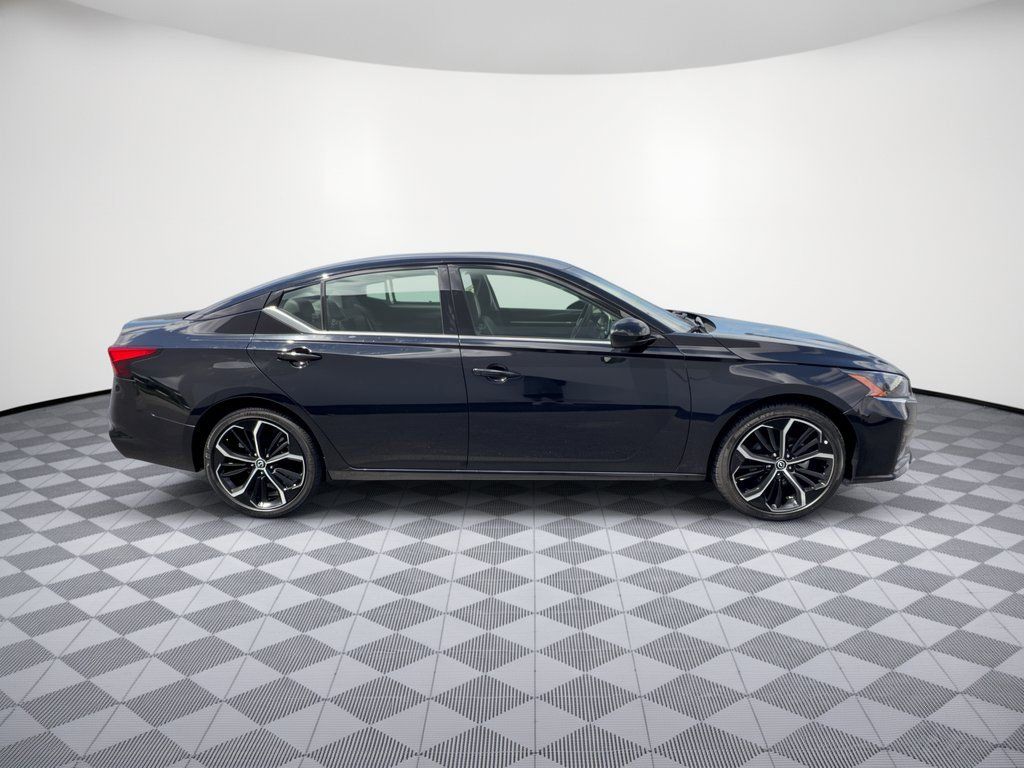 Used 2025 Nissan Altima 2.5 SR FWD image 8