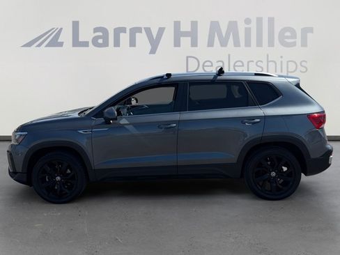Used 2022 Volkswagen Taos SE w/ Panoramic Sunroof Package AWD/4WD image 2