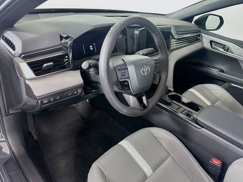 Used 2025 Toyota Camry SE image 9