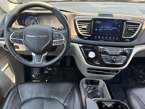 Used 2017 Chrysler Pacifica Touring-L Plus w/ Tire & Wheel Group FWD image 19