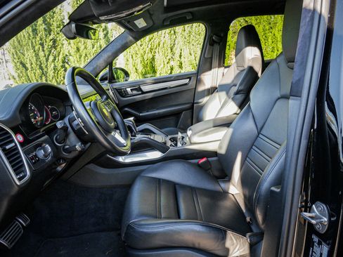 Used 2021 Porsche Cayenne Turbo S image 16