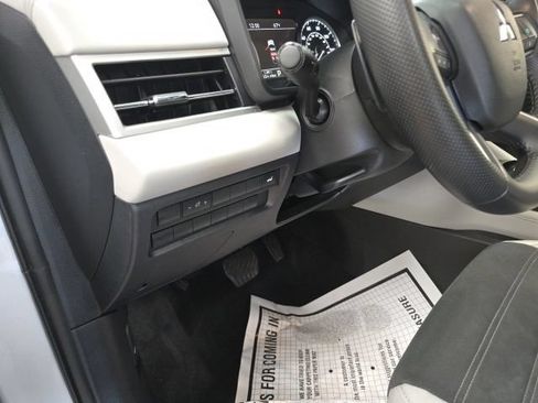 Used 2025 Mitsubishi Outlander SE FWD image 14