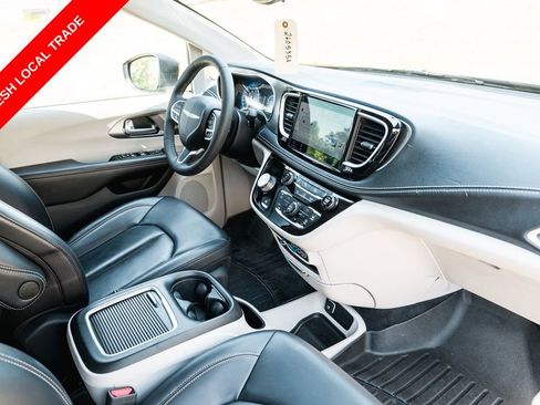 Used 2023 Chrysler Pacifica Touring-L FWD image 11