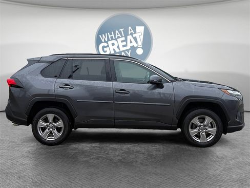 Used 2022 Toyota RAV4 XLE w/ Convenience Package image 2