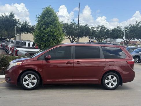 Used 2017 Toyota Sienna LE FWD image 4