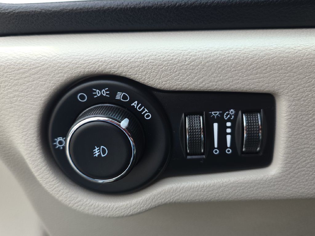 Used 2023 Chrysler Pacifica Touring-L FWD image 20
