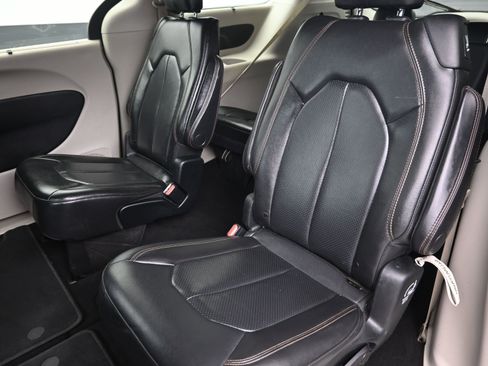 Used 2020 Chrysler Pacifica Touring-L image 21